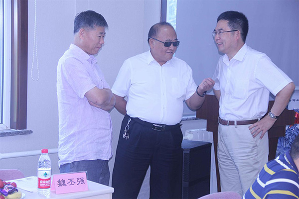 傳樹建材董事長在會議期間同與會人員交流